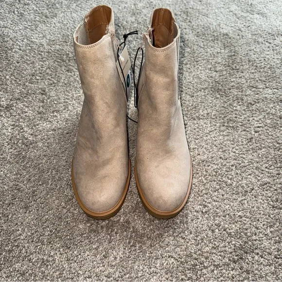 SOLD | NWT! Universal Thread - Women's Ankle Boots - Size 9, Tan/Cream - Picture 2 of 6